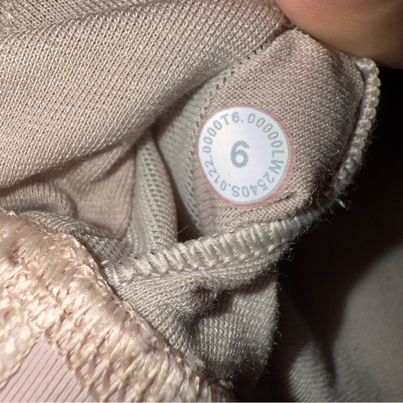 Lululemon Energy Bra Women’s Size 6 Light Pale Pink Sports Bra Athletic W2540S - Picture 3 of 3